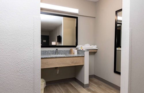 Latonia Hotel | Days Inn by Wyndham Cincinnati East