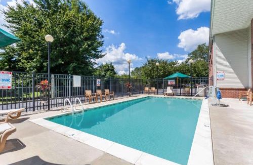 Cambridge Hotel | Days Inn & Suites by Wyndham Cambridge