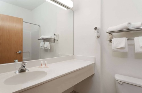 Cambridge Hotel | Days Inn & Suites by Wyndham Cambridge