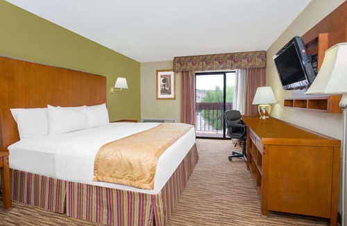 Gallup Hotel | Days Inn & Suites by Wyndham Red Rock-Gallup