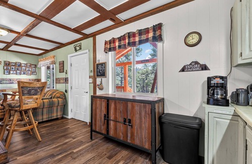 Cascade Cabin | Dearborn Off-Grid Cozy and Private Cabin