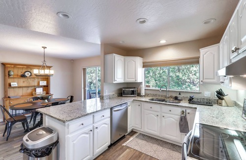 Pinetop-Lakeside Cottage | Deck + Game Room: Lakeside 'blue Jay Chalet' Cabin