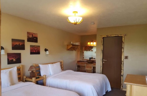 Antimony Hostel | Deck Room with 2 queen beds!