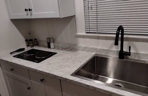 Midtown Apartment | Deco Studio Retreat With Fireplace, Wifi, Queen Bed