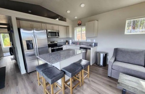 Gallatin Gateway Cabin | Deer Friends Cabin Escape