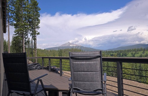 Gallatin Gateway Cabin | Deer Friends Cabin Escape
