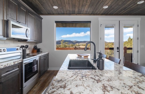 Orderville Cabin | Deer Ridge: Hot Tub, Views, Stargazing, Fire Pit