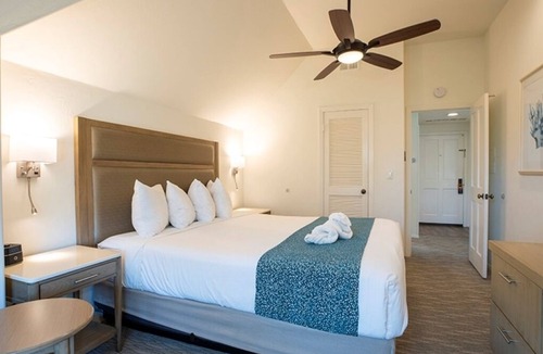 Del Mar Hotel | Del Mar Dream Oasis! Full Kitchen, Swimming Pool, Free Parking, Beachfront!