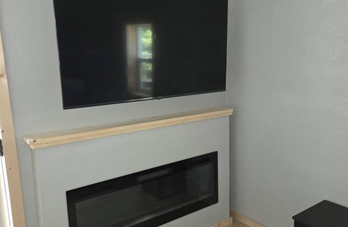 Babb Cabin | Delightful 2-bedroom cabin with AC in charming Babb