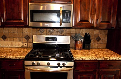 Price House | Delightful 3-bedroom house with AC and enjoy a Country setting.