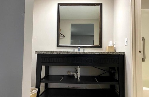 Bedford Hotel | Deluxe Inn by OYO Near Toledo Ohio