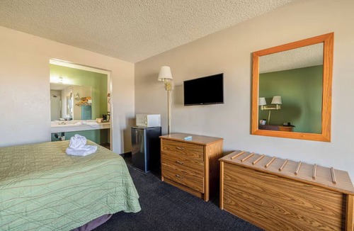 Barstow Hotel | Deluxe King Bed Vintage Charm Route 66 Room Near Harvey House