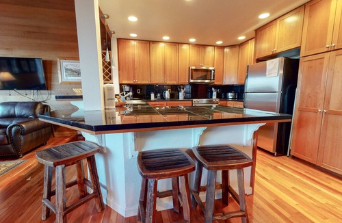 Mammoth Lakes Condo | Deluxe Mountain Townhome, 2 Master Suites. Large Private Deck & Washer/Dryer