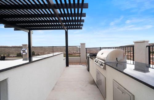 Washington House | Desert Isle Family Retreat - Private Pool & Hot Tub