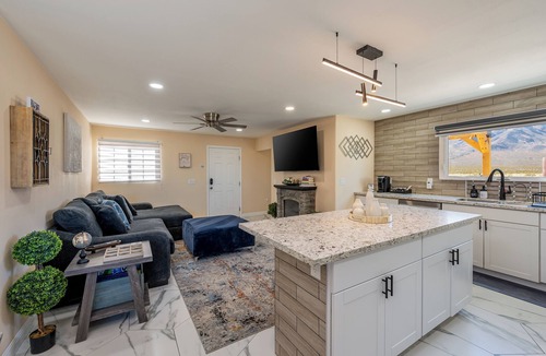Park Village House | Desert Retreat-Charming 2-bedroom house with a View
