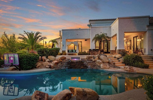 Pinnacle Peak House | Desert Wellness Resort | Golf Sim, Spa, Pickleball