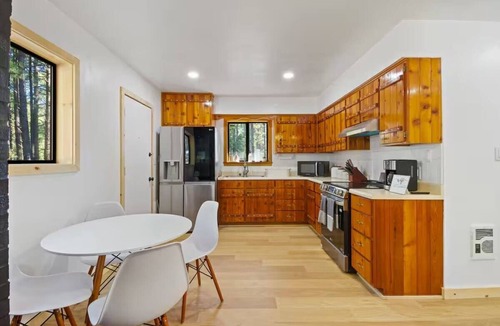 Pinetop Cabin | Designer Cabin | Forest View Close to Downtown