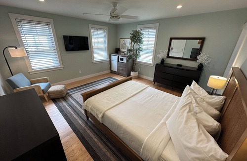 Yachting Village Hotel | Dive into downtown Newport RI magic in this freshly renovated 1BR retreat right off Historic Thames Street! Queen bed, ensuite glass walk-in shower, TV, mini-split AC, off-street parking. Just steps to restaurants & wharfs