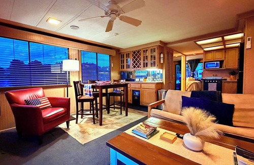Downtown Boat Rental | Dockside Retreat Aboard Savannah Rae