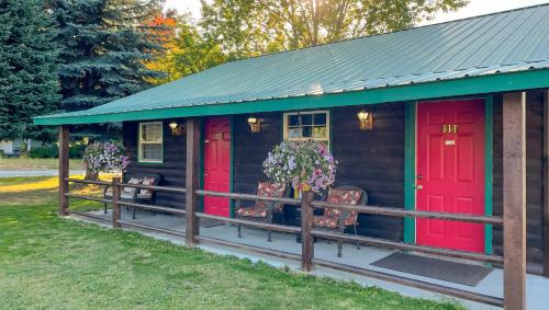 Bonners Ferry Hotel | Dodge Peak Lodge