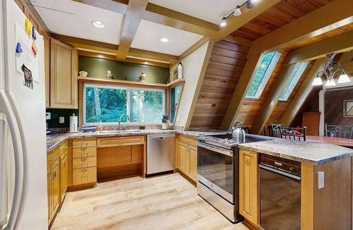Welches Cabin | Dog-friendly, A-frame cabin with private hot tub - tranquil setting near skiing