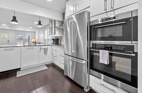 North End House | DOG FRIENDLY! EPIC Hyde Park Location! Remodeled 1940 Bungalow w/TV's Galore!