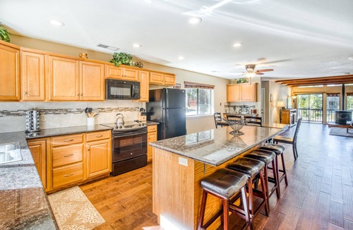 Shaver Lake House | Dog-friendly, executive mountain home in Ockenden - close to lake & village