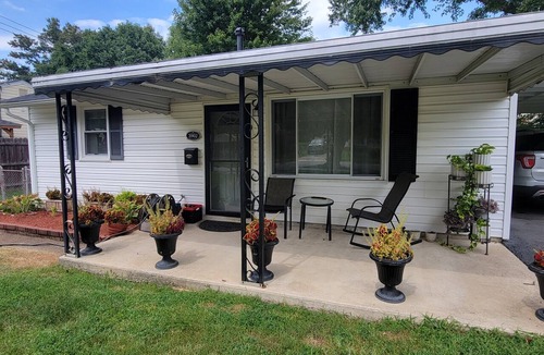 Jefferson Manor House | Dog-friendly house with huge yard in charming Alexandria