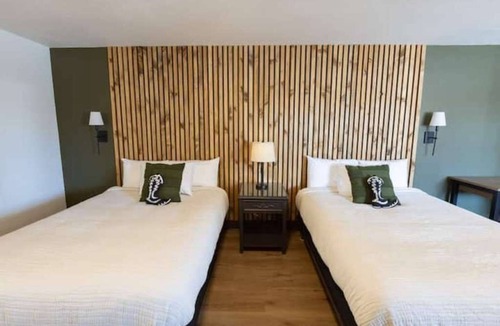 Panguitch Hotel | Double Queen Bedroom Western Themed Bryce Canyon