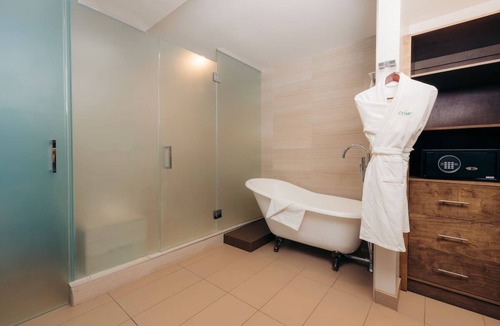 Harbor Hotel | Double Queen Comfort | Lounge, Heated Pool & Long Beach Dining Nearby
