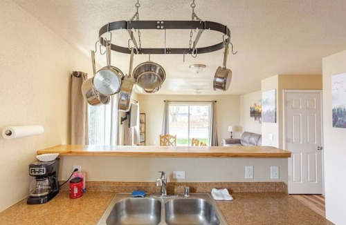 Franklin to the Fort Apartment | Downstairs Neighbor Retreat in the middle of Missoula