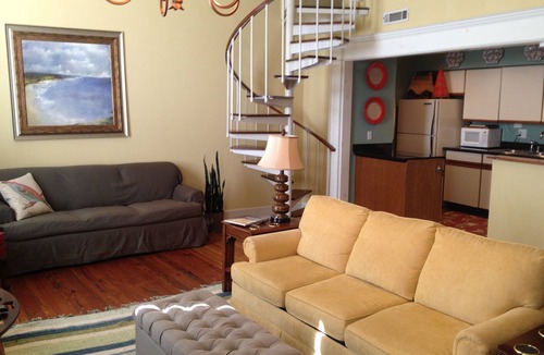 French Quarter House | Downtown 195 East Bay Street: Heart of Downtown Free Garage Parking.