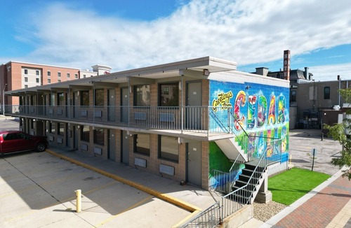 Cedar Falls Apartment | Downtown CF Studio - Free Gated Parking! 520