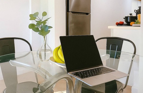 Globe Apartment | Downtown Loft, Wi-Fi, Pet Friendly, Walk to Cafes, Remote Work Ready, Laundry