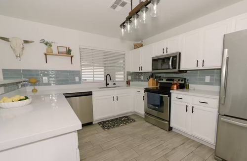 Governmental Mall House | Downtown Phoenix Cozy Home Close to Concerts, Bars, Airport + More!