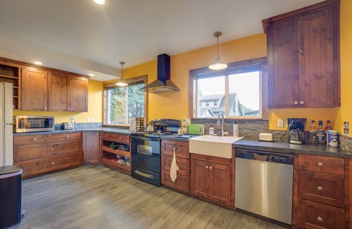 Hough House | DOWNTOWN Vancouver Bungalow. Near PDX & Downtown Portland. Vintage Charm!