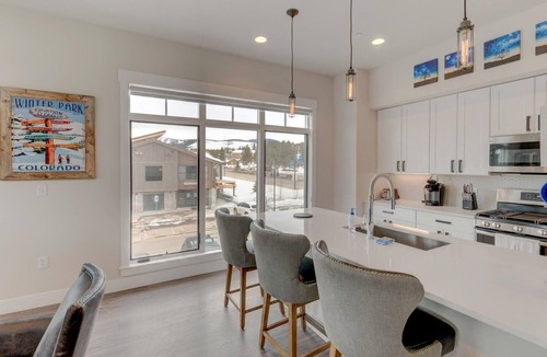 Winter Park House | Downtown WP Corner Loft 24 I Huge Hot Tub I Great Views I Bunk Beds I Discounted Attractions
