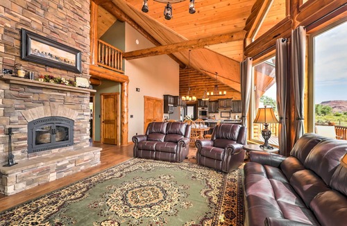Kanab Cabin | Dreamy Kanab Cabin w/Hot Tub & Panoramic Views!