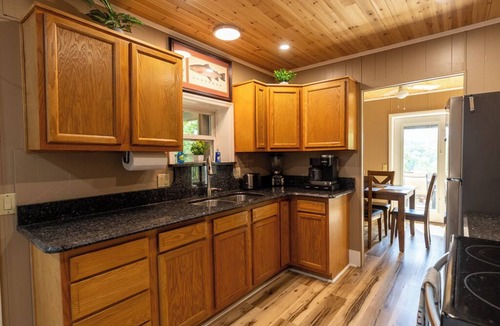 Almo Cottage | Driftwood Retreat | Lakefront Cottage + Screened Hot Tub + Kayaks