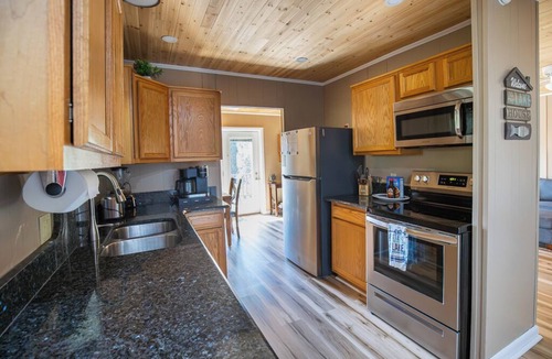 Almo Cottage | Driftwood Retreat | Lakefront Cottage + Screened Hot Tub + Kayaks