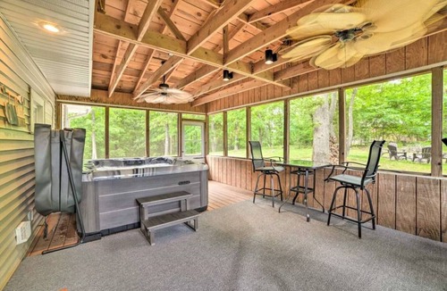 Almo Cottage | Driftwood Retreat | Lakefront Cottage + Screened Hot Tub + Kayaks
