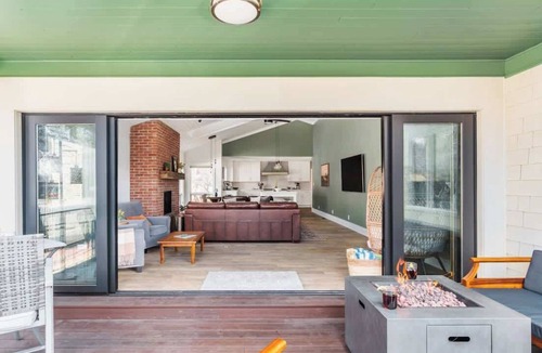 Downtown Flagstaff House | DT Flag | Epic Game Room | AC | Hot tub | Fire Pit