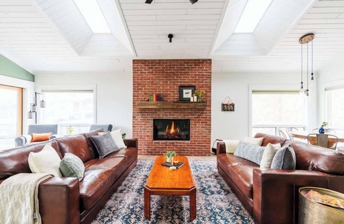 Downtown Flagstaff House | DT Flag | Epic Game Room | AC | Hot tub | Fire Pit