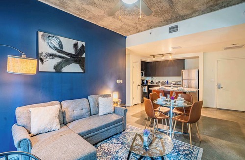Evans Churchill Apartment | DT PHX Getaway with Balcony + Pool + Gym and W/D
