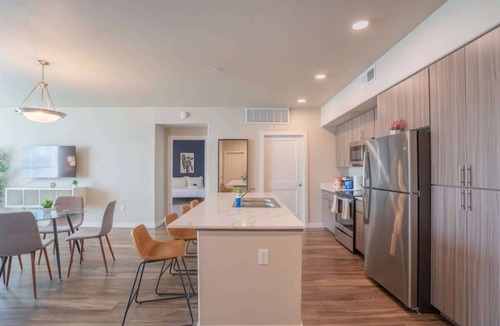 Tempe Apartment | DT Tempe Retreat | Pool,Gym,Parking,W/D,Balcony
