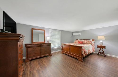 Glasgow House | Dual Delight Stylish Duplex 2-Unit Home