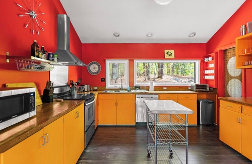 Durham House | Duke Forest Escape 3BR, 6 Beds, Huge Back Patio!