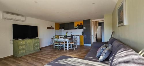 Vetricella Apartment | Duo de Mini-villas, gîtes chaleureux & vue mer