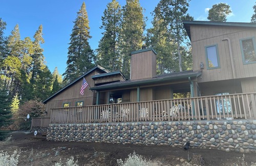 Shaver Lake Cabin | Eɛclusive 2-Acre Mountain Retreat- Spa, Rock Fireplace, AC, Game Room, 5 Star!
