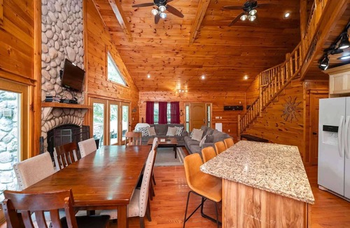Means Cabin | Eagle View RRG -Hot Tub- Newly updated | WiFi